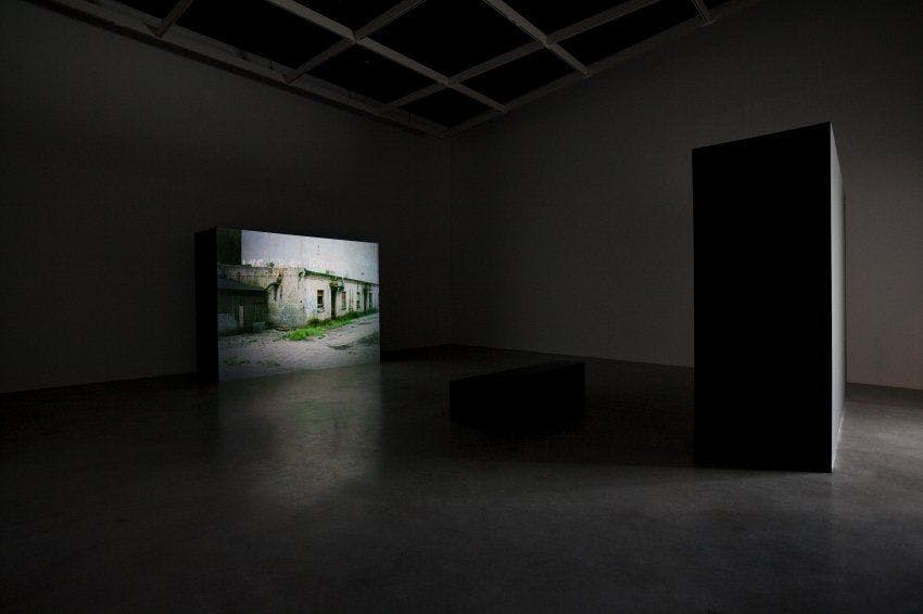 Sharon Lockhart: Podwórka, Installation View, 2010.
